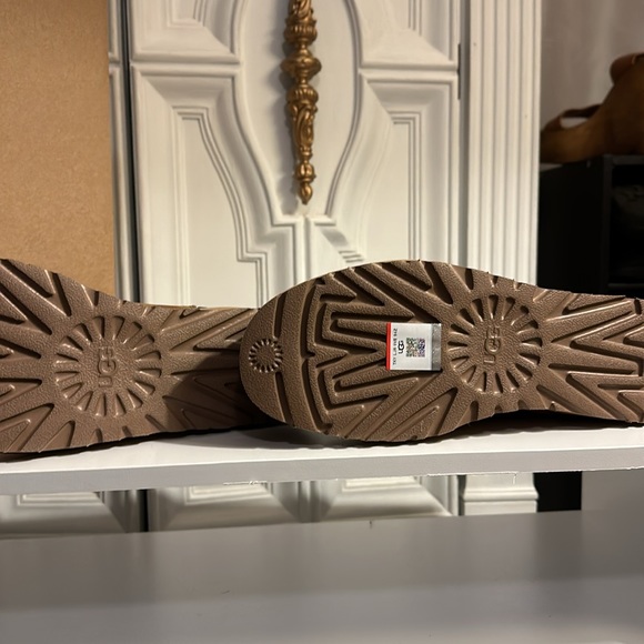 NWB NEVER WORN UGG chukkas Women’s - Picture 4 of 6